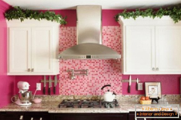 Ružičasti zidovi i crni i bijeli namještaj u kuhinji