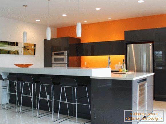 Kuhinja s narančastim zidom