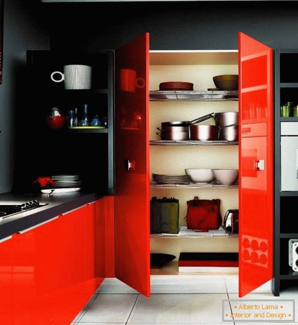 Crne zidove i crveni namještaj u kuhinji