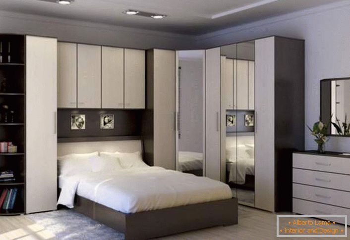 Modularna spavaća soba namještaj pogodno kombinira funkcionalnost i atraktivan izgled.