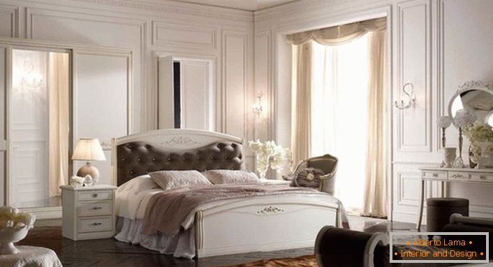 Za uređenje spavaće sobe u stilu Art Deco, upotrijebljen je modularni namještaj. U sredini je sastavljen krevet s mekanom glavom.