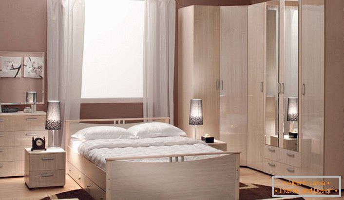 Modularna spavaća soba namještaj je najpovoljnija opcija za male urbane apartmane.