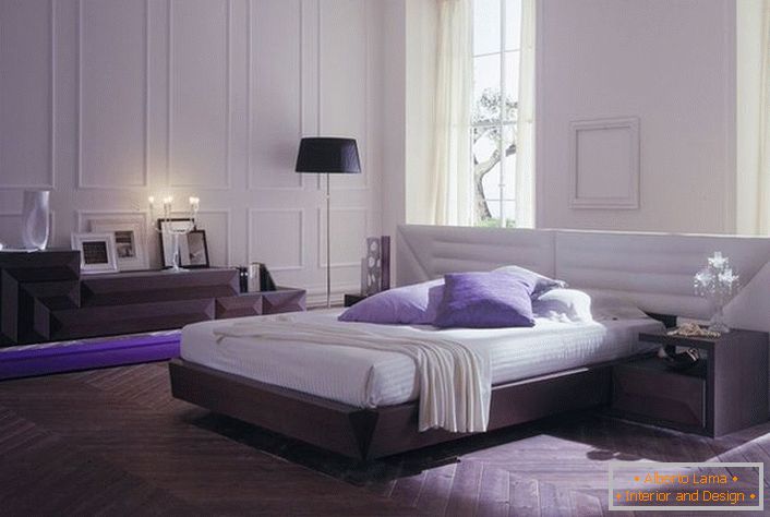 Minimalna spavaća soba opremljena je modularnim namještajem. Pravilno odabrano svjetlo čini sobu romantičnu i udobnu.