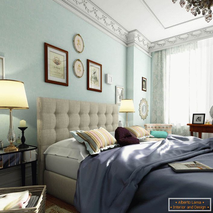 Spavaća soba u engleskom stilu uređena je u mekanim plavim bojama. Pastelne boje daju učinak vizualnog širenja prostora. 