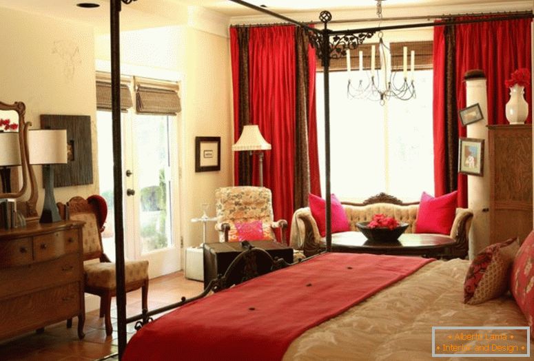 Tradicionalni-majstor-sobni-namještaj-s-crveno-zavjese-starinski-ogledalo-i-stol-lampa-jedinstveni-pločice-podovi-najbolji-svjetlo-žuto-zid-slikarstvo-boja lounge stolice-klasična-elegant- dizajn ideje