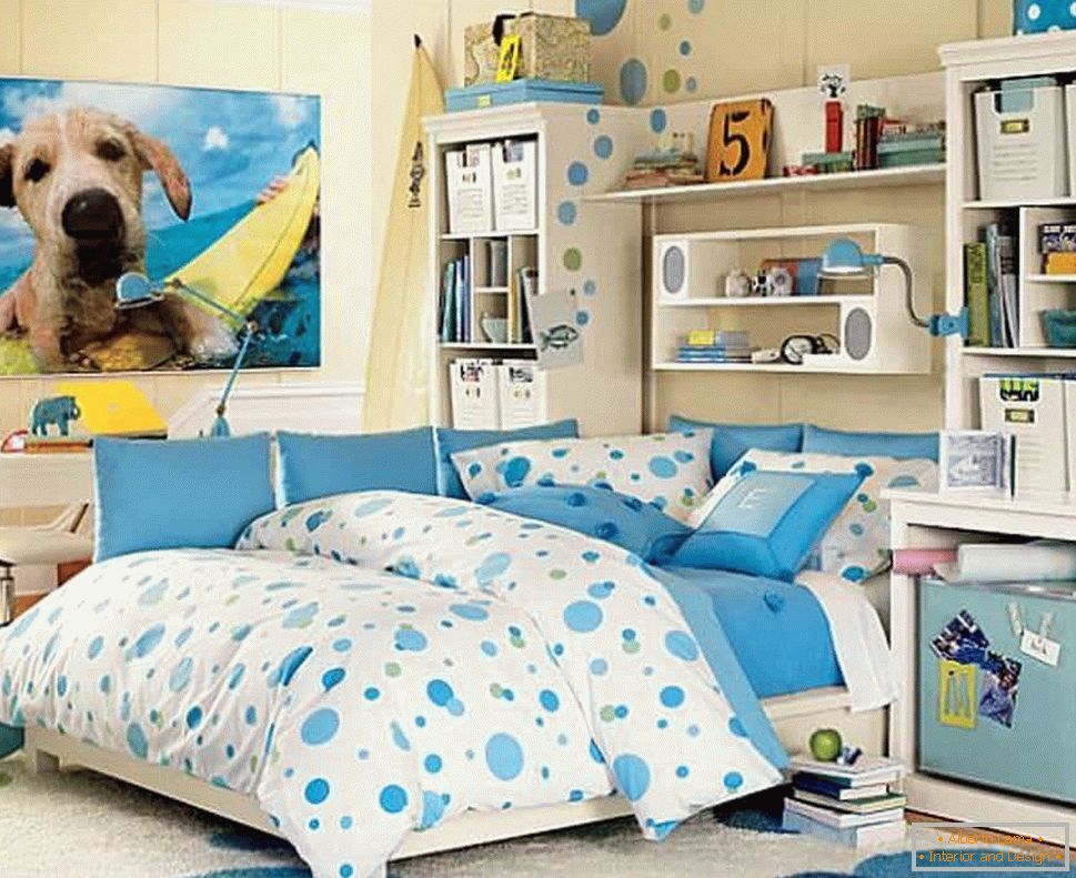 Soba tinejdžerske djevojke u plavim bojama
