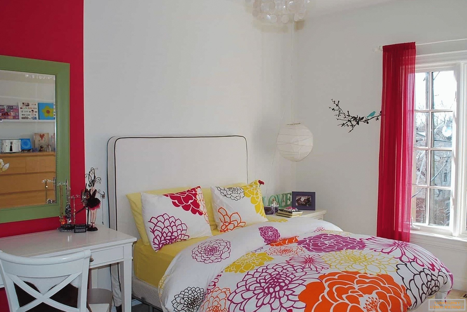 U bijeloj sobi tinejdžerske djevojke - u boji posteljinu i dekor elemente