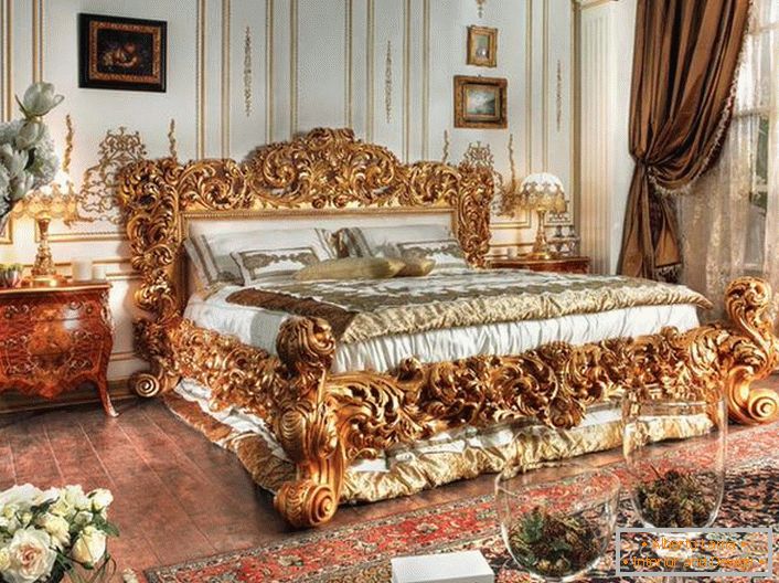 Luksuzni krevet izrađen je u najboljim oblicima empire stila. Masivni nasloni kreveta od rezbarenog drveta plemenite zlatne boje ističu se na pozadini ostalih detalja interijera.