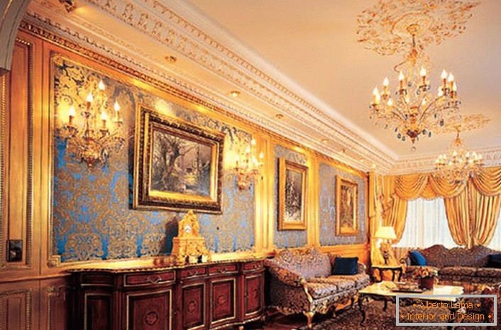 Dnevni boravak u kući velike francuske obitelji. Stil Empire u gostinjskoj sobi pokazuje status vlasnika kuće. Royal, skupi apartmani zanimljivi su s pravom kombinacijom detalja. Fretwork na zidovima, svjetiljkama, lusterima i zlatnim bijelim jastučićima skladno gledaju u cjelokupnu sliku interijera. 