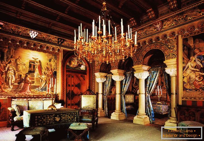 Prostrani luster s svijećama kreće se od gostiju dvorane do prošlog stoljeća. Kraljevski ostaci sa stupovima i umjetničkim slikama daju prostoriju još više pompositetu.
