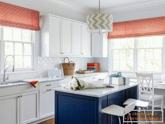 Crvene zavjese na kuhinji u rustikalnom stilu