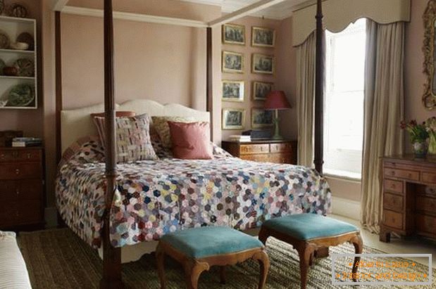 Velika spavaća soba s antičkim krevetom