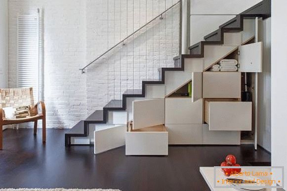 Kabinet dizajn ispod stepenica do drugog kata u privatnoj kući - fotografija