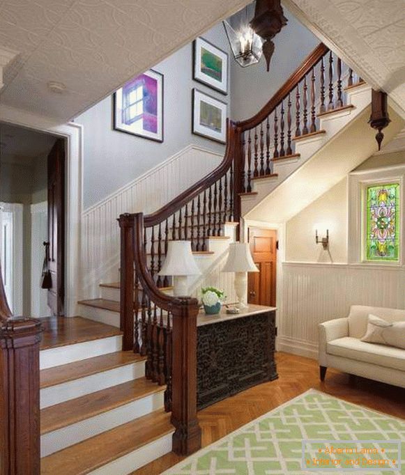 Završna stepenica u kući - fotografija s drvenim rukohvatima
