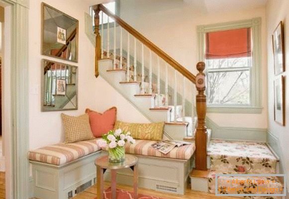 Tepih od stepenica u kući - fotografija s hodnika
