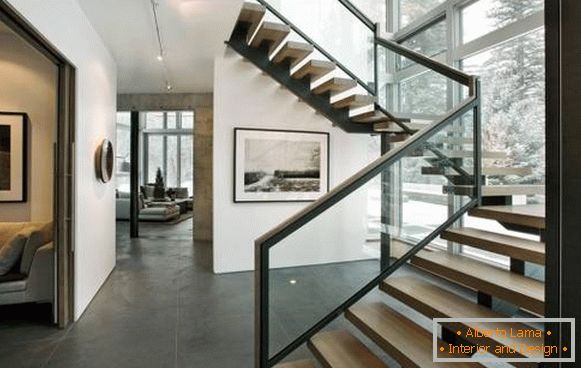 Metalne stepenice u kući na drugom katu - fotografija