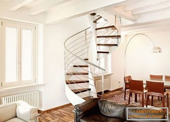 Spiralna stubišta u privatnoj kući od drva i metala