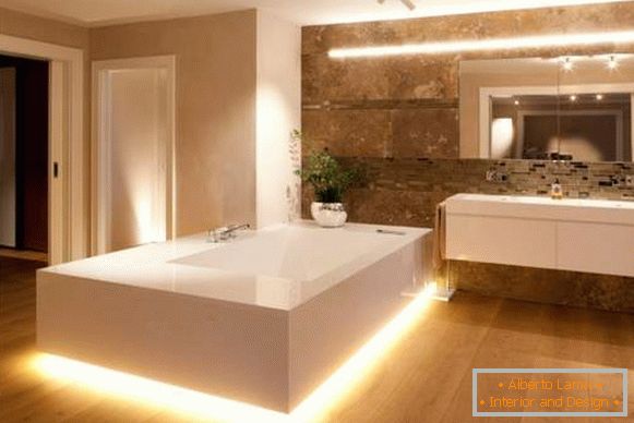 Prekrasna kupaonica s ugrađenim LED pozadinskim osvjetljenjem