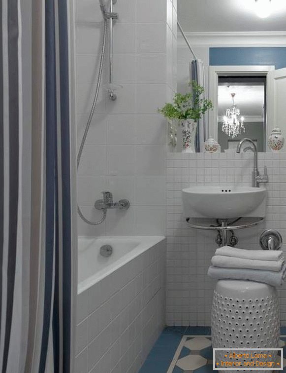 Lijepe male kupaonice - fotografija u bijeloj i plavoj boji