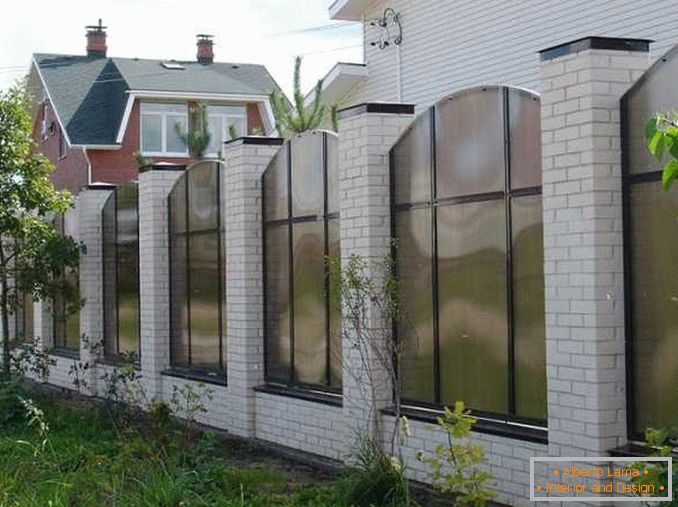 foto ograda za privatnu kuću od polikarbonata