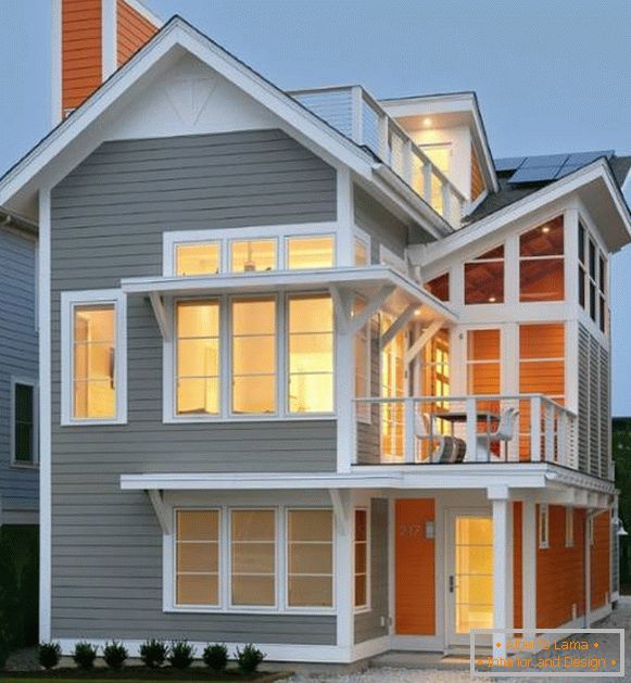 Moderna fasada privatne kuće u sivoj i narančastoj boji