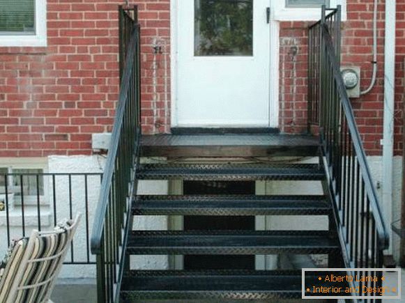 Mali metalni trijem s stubištem u kuću od opeke