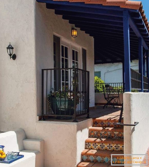 Mediteranski dizajn trijemu privatne kuće - fotografija