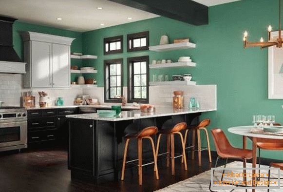 Slikanje zidova u stanu zelenom bojom - fotografija kuhinje i dnevnog boravka