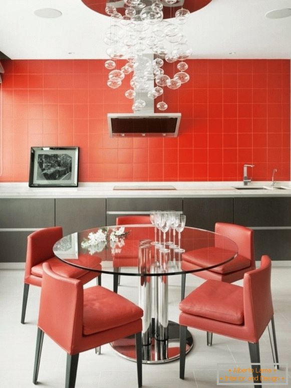 Kuhinjski dizajn s fotografijom s crvenom slušalicom