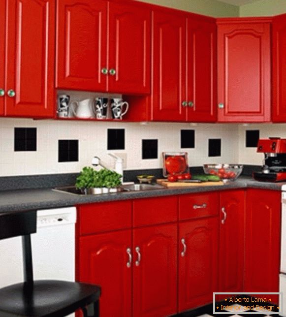Crvena kuhinja u unutarnjoj fotografiji 16