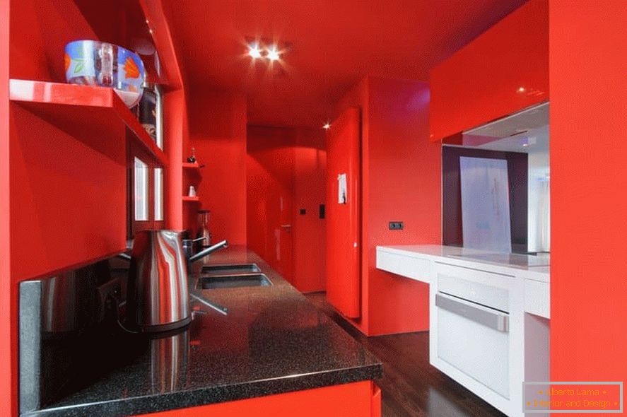 Kuhinja s crvenim zidovima