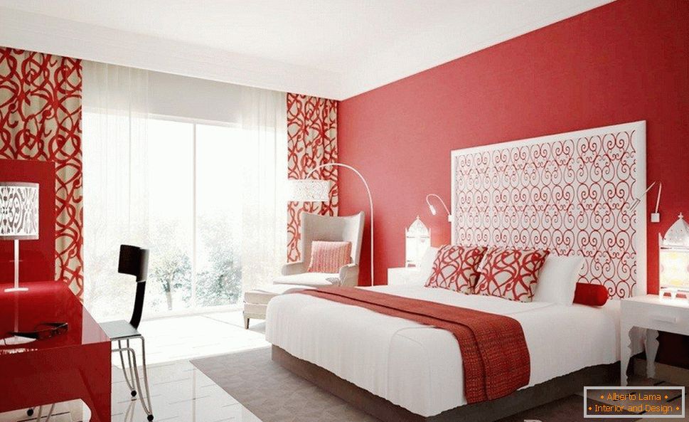 Bijeli namještaj u spavaćoj sobi s crvenim zidovima