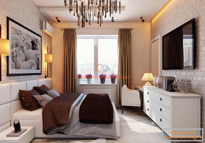 Mala spavaća soba u potkrovlju je izrađena u svijetlim bojama. Elegantan, luksuzni dizajn u neobičnom tumačenju.