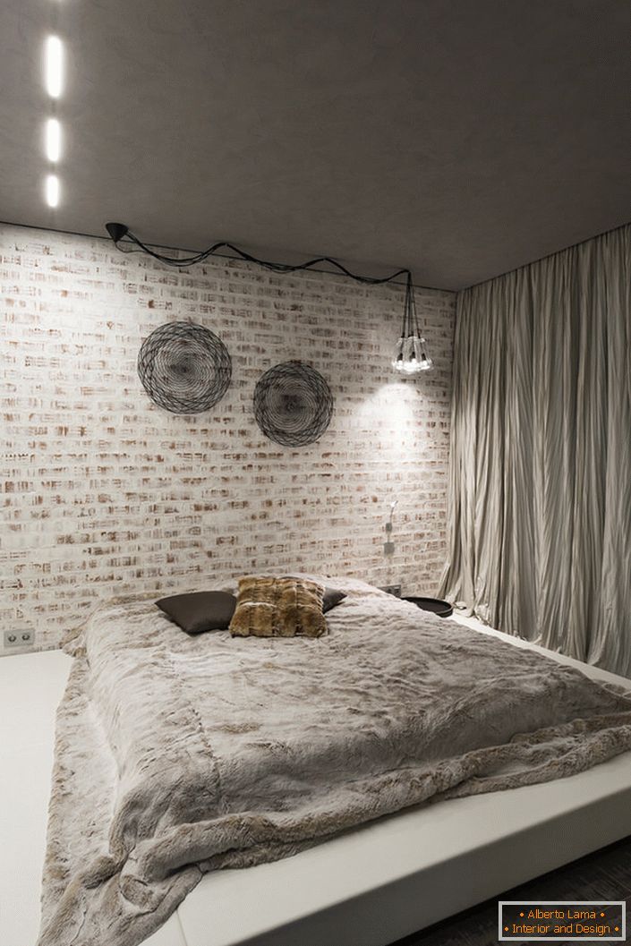 Spavaća soba u stilu potkrovlja trebala bi sadržavati u svojoj unutrašnjosti minimalni namještaj. Dobar izbor za ovaj stil koncept je veliki mekani krevet na niskom postolju.