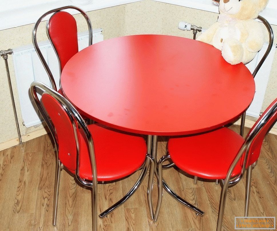 Crveni okrugli stol u unutrašnjosti