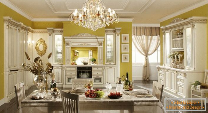 Luksuzni interijer kuhinje u baroknom stilu.