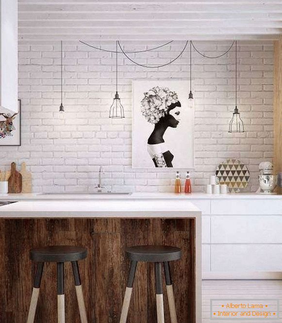 Bijeli zid od opeke u kuhinji u stilu potkrovlja