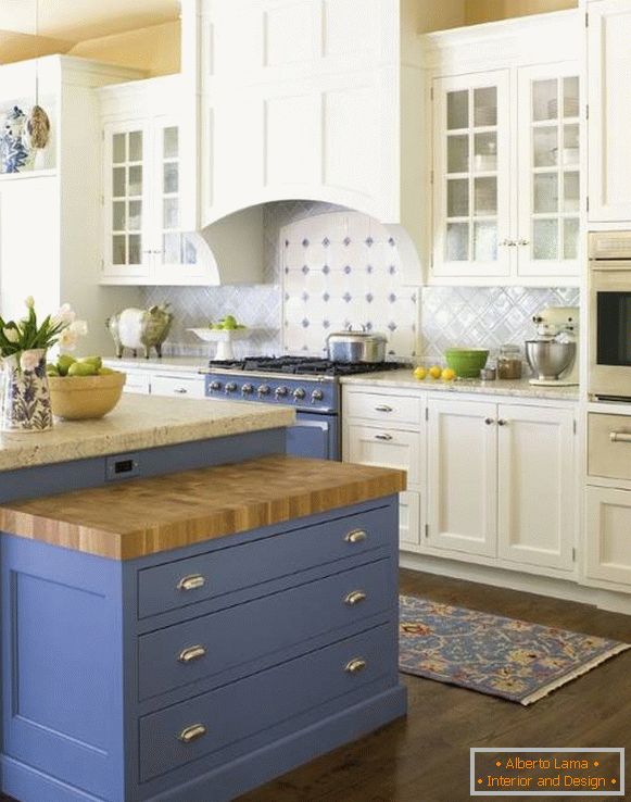 Bijela i plava kuhinja u stilu Provence