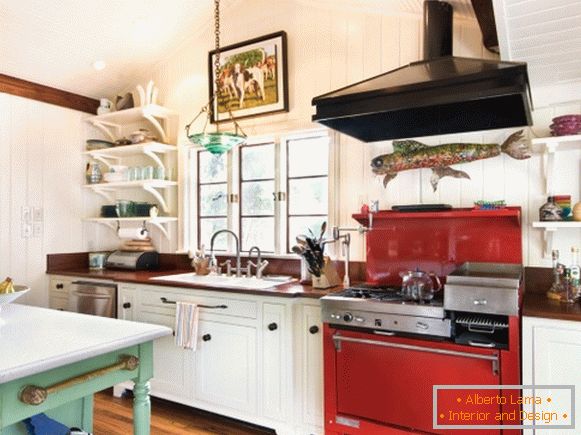 Crvena štednjak u kuhinji u stilu Provence