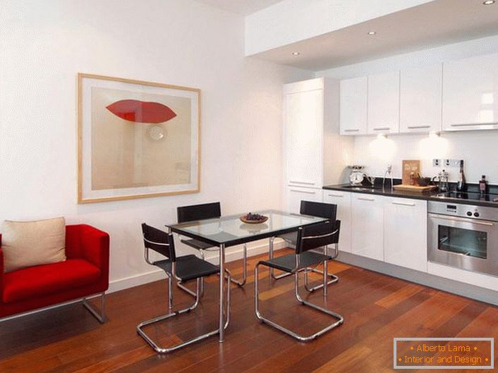 Moderna kuhinja s naglascima crvene boje. Minimalistički stil je pogodan za ostvarivanje dizajna studio apartmana. 
