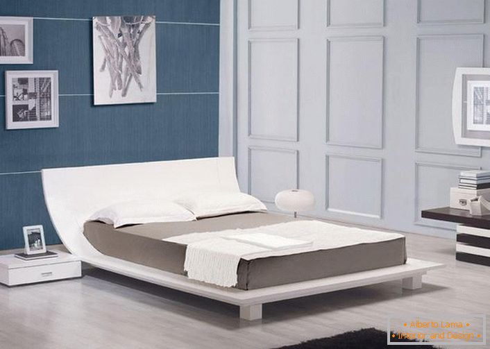 Klasične boje u dizajnu spavaće sobe u stilu visoke tehnologije. Dodajte slike u unutrašnjost sobe s vašim osjećajem za okoliš.