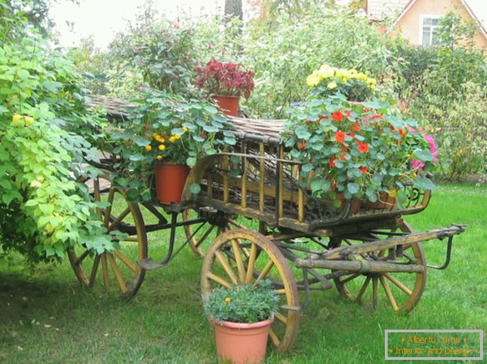 Izvorni cvjetni kreveti u stilu zemlje mogu biti izrađeni od stare kolica ili nepotrebnog bicikla.