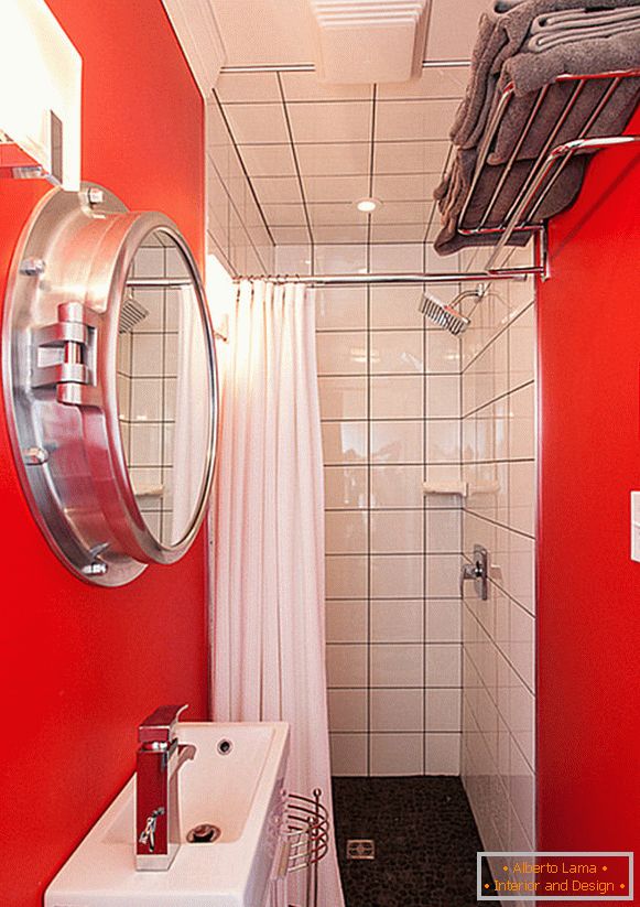Svijetlo crvena obrada male kupaonice