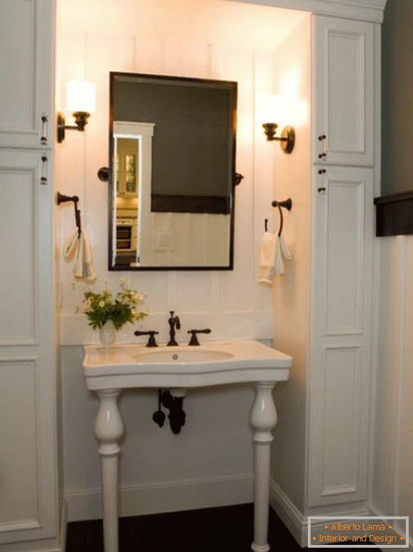 Stolić za pranje sa zrcalom i ručnicima u kupaonici