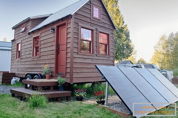 Mala kuća s solarnim pločama