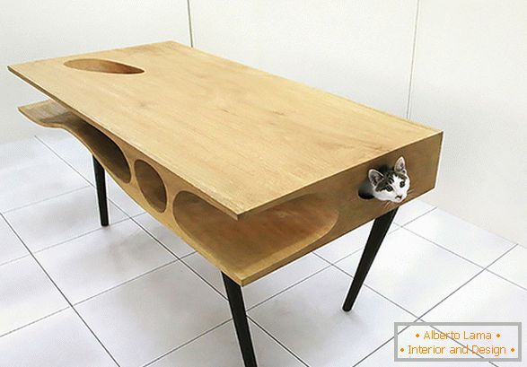 Neobičan stol s kućom za mačku