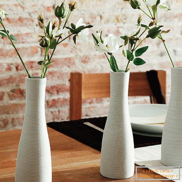 Vaze s cvijećem na stolu
