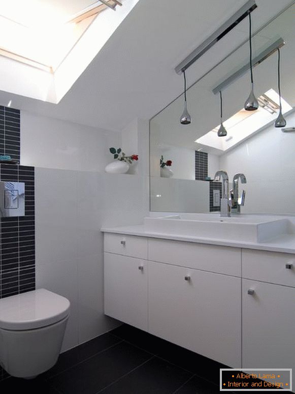 Mala kupaonica u crno-bijeloj boji
