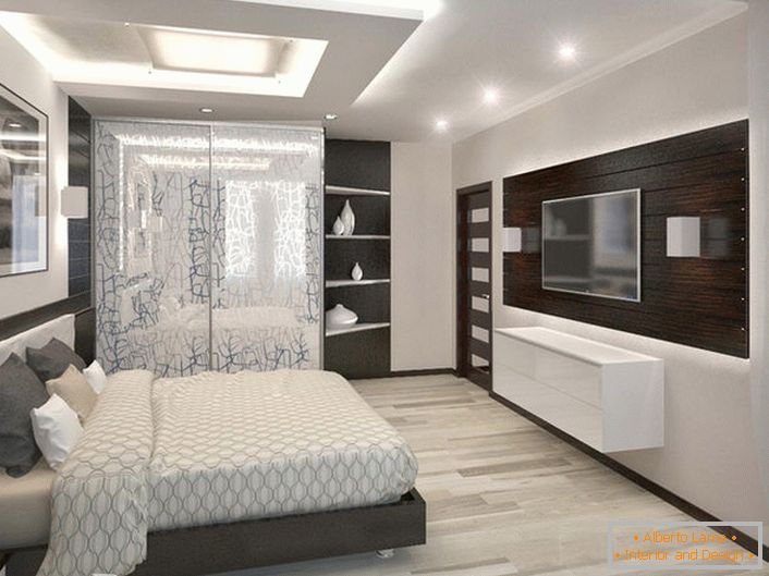 Svijetla, prostrana spavaća soba u visokotehnološkom stilu. Pravilno usklađeni namještaj organski se kombinira s elementima dekoracije.