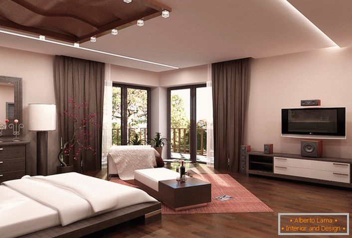 Prostrana spavaća soba u visokotehnološkom stilu u bež tonovima u kući mlade obitelji u Rimu.